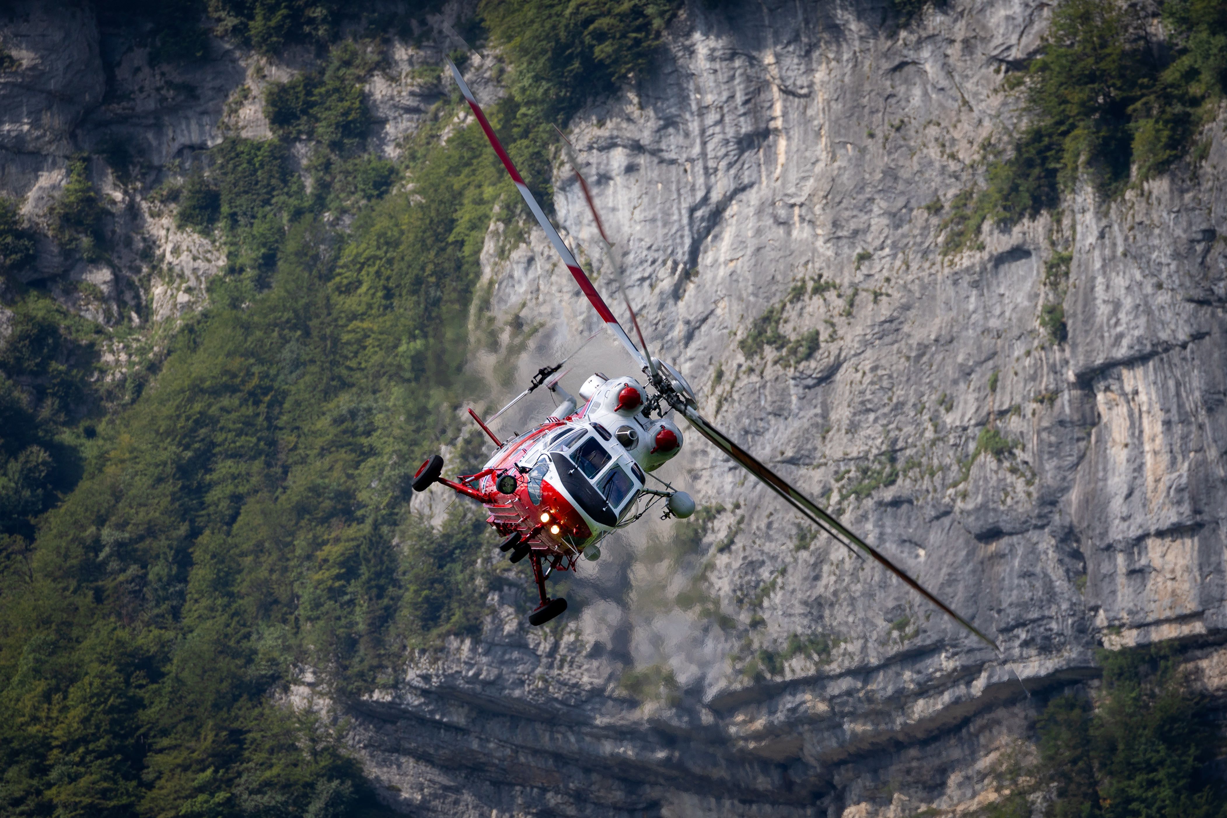Heutransport per Helikopter ins Tal